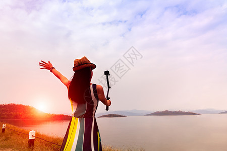 好梦伴你入眠咖啡在湖边美丽日落时享受自拍的女旅行者伴着山峰背景女孩最佳背景