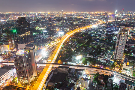 现代的桥泰国曼谷市摩天大楼夜空中观察台河图片