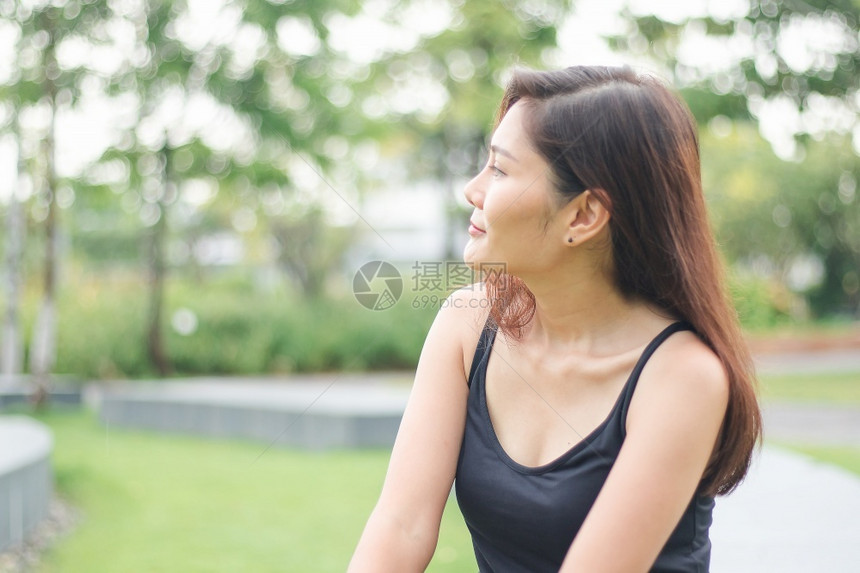 享受那女人坐在公园里欢笑着微美丽的白色图片