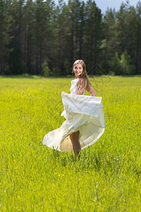 乐趣快植物在田里穿白衣服的女孩图片