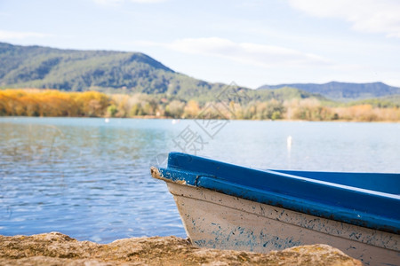 海浪独自的冷静寒秋天在湖中游船图片
