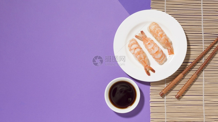 鱼子酱最上方查看美味的寿司和酱油桌人健康图片