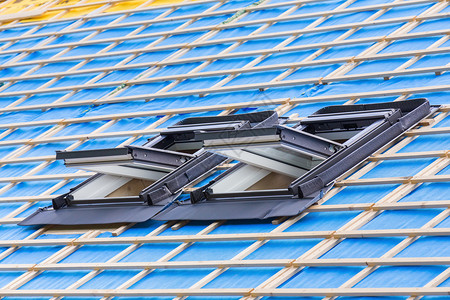 翻滚德尔登屋面在新家的顶上两个新的屋顶窗户合在一起高清图片
