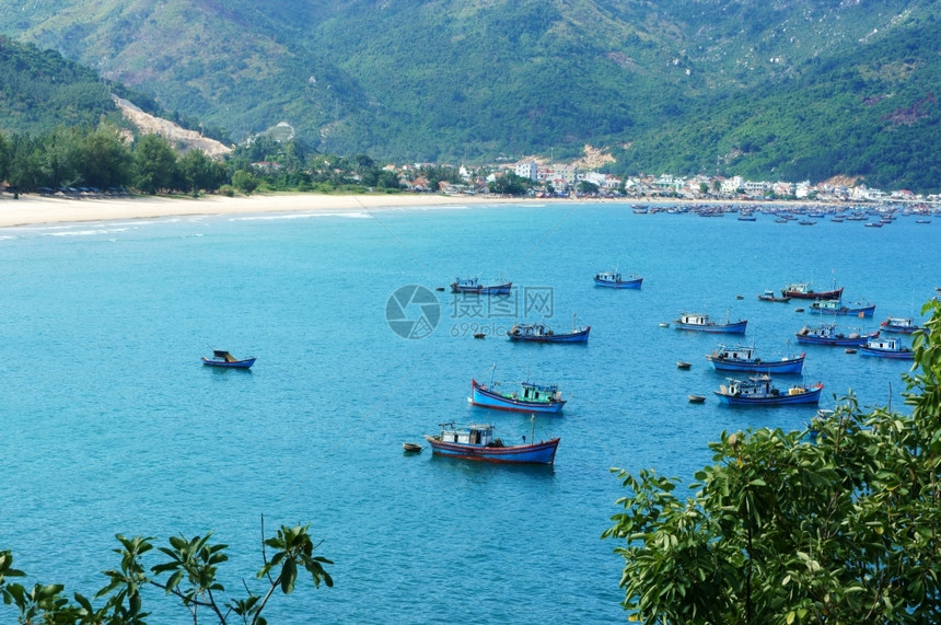 旅行大约船美丽的越南风景令人惊叹和美妙的海滩周围有山丘新鲜空气亚洲旅游景色美观海区的生态环境PhuYen在越南有许多旅游景象图片