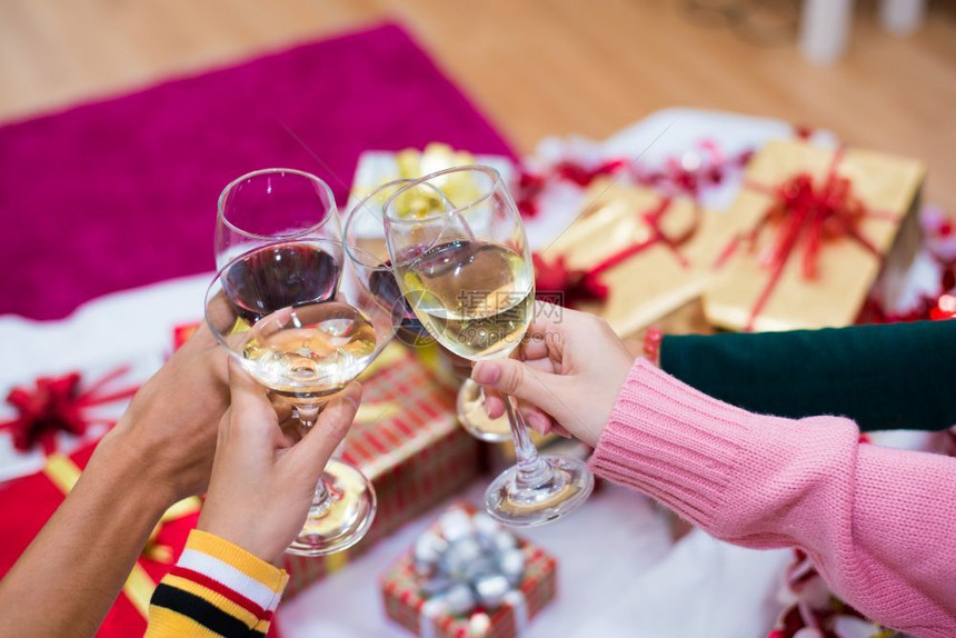 庆祝新年晚会的人手在家里喝着酒杯新年和圣诞派对的概念幸福与友谊概念关系和有趣的调笑一起主题连结玻璃欢乐与友谊概念愉快吐司成人图片