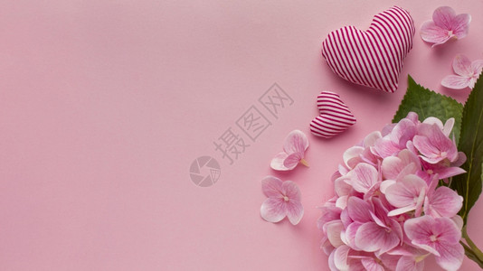 粉色花朵与爱心装饰图片