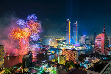 曼谷市风景与烟花祝泰国曼谷市ChaoPhraya河新年倒计时快乐曼谷市新年快乐的节日世界背景图片