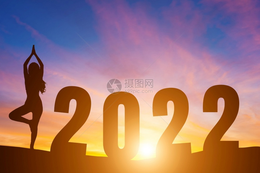 新年快乐20席丽休埃特女在清晨做瑜伽地平线背景健康与新年概念上日出问候象征早晨图片