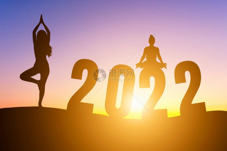 晚上新的年快乐20席丽休埃特女在清晨做瑜伽地平线背景健康与新年概念上日出象征图片