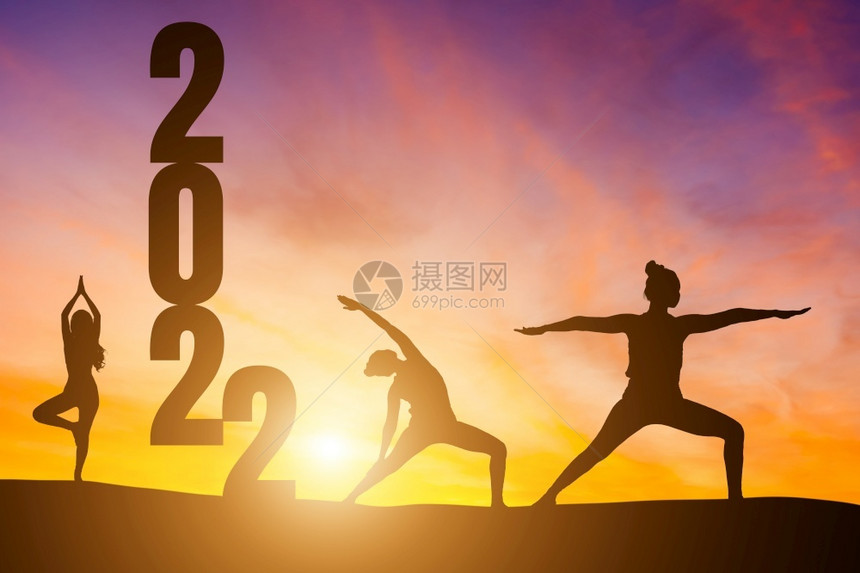 练习挑战新年快乐20席丽休埃特女在清晨做瑜伽地平线背景健康与新年概念上日出山图片