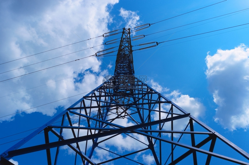 高度蓝色天空背景的电线塔台环境金属丝图片