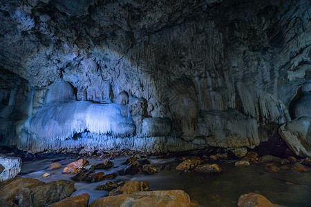 地球质黑暗的泰国Tanlodnoi洞穴中美丽的圣人洞穴通道图片