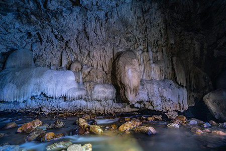 泰国Tanlodnoi洞穴中美丽的圣人洞穴通道游客矿物深的图片
