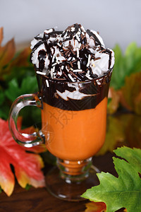 自助餐冰沙食物南瓜巧克力饮料配奶油和巧克力托普图片