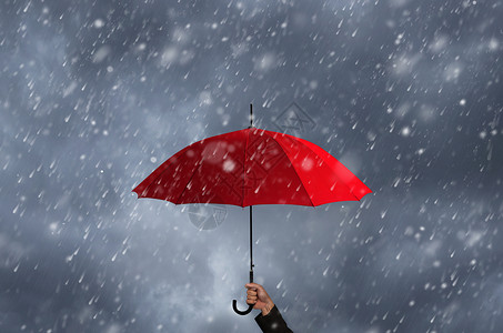 红伞落入商人手中在暴风雨红伞在暴风雨中色的黑有创造力图片