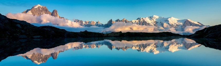勃朗峰踪迹最高在法国查莫尼克斯反映法国阿尔卑斯山脉和勃朗的切舍丽斯湖图片