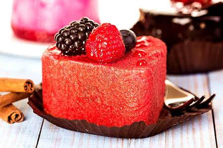 粉红蛋糕木本底有浆果自制甜点的图片