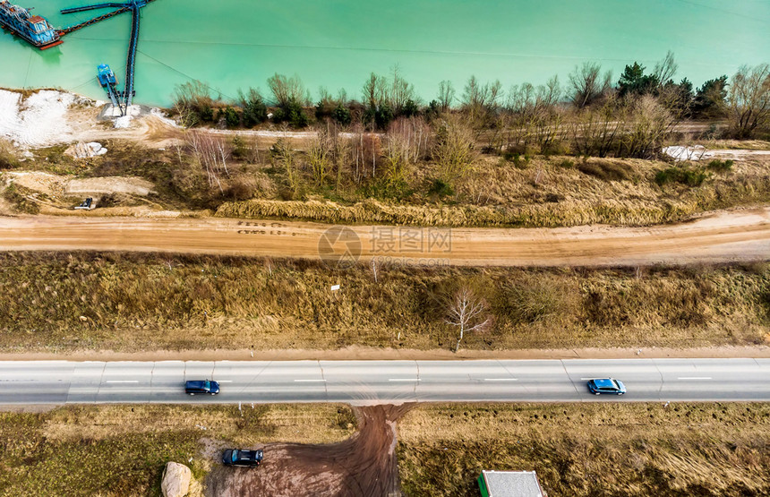 沥青工业的矿以无人驾驶飞机在采沙场边缘看到一条公路和铺的空中视线图片