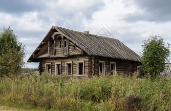 居住地沃洛格达区Vologda区俄罗斯村被毁坏的木老屋草板图片