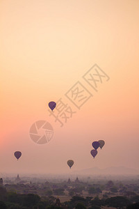 飞行热的许多气球飞过寺庙上空著名的图片