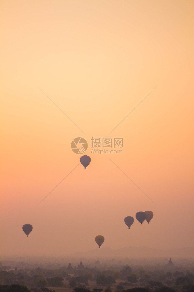 建筑学目的地许多热气球飞过寺庙上空行图片