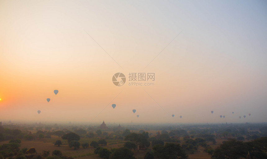 地标许多热气球飞过寺庙上空轮廓旅行图片