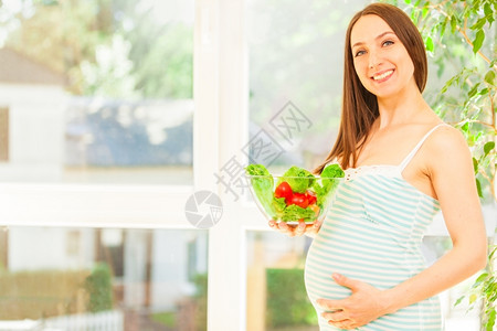 笑着的孕妇吃沙拉照片肚子产假白种人胃高清图片素材