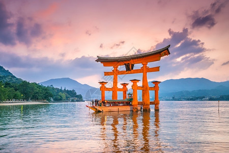 旅行风景优美历史宫岛日本著名的漂浮托里城门背景图片