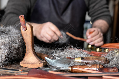 皮革工匠具在前台与人后面措施裁缝配饰材料高清图片素材