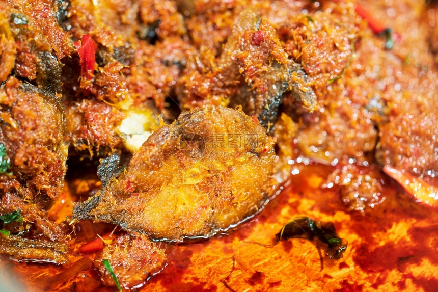 烹饪香料一顿饭咖喱背景泰国街头食品市场炒脆鲶鱼的特写图片