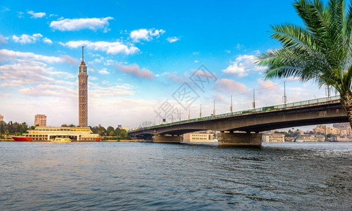 日出时开罗尼河上电视塔和桥梁街道中央建筑学图片