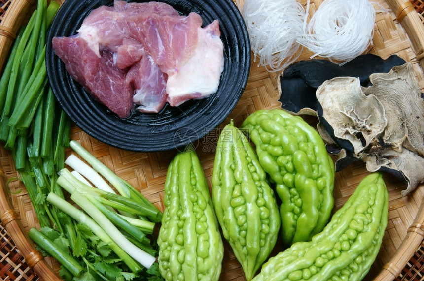 配料越南食物汤苦瓜加土肉营养越南菜中流行的苦甜瓜丰富的维生素能够抗糖尿病季节与春洋葱peziza一顿饭受欢迎的图片