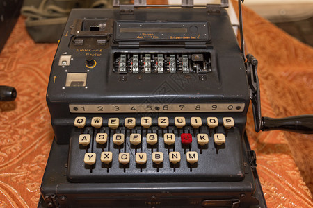 智力秘密老的二战时期Enigma密码编机高清图片