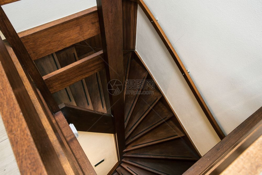 墙新的梯子现代棕橡树木楼梯在新装修的房子内现代深褐色设计现代棕褐橡木楼梯在新翻修的房子内图片