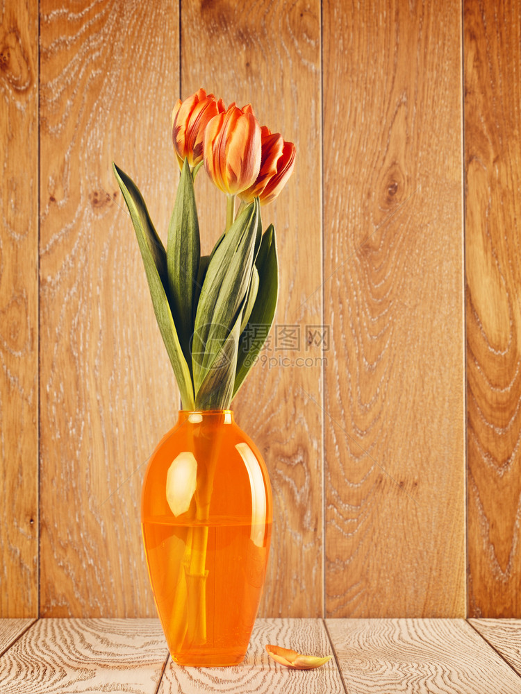 木制的美丽花朵束在木背景的花瓶朵中门户14图片