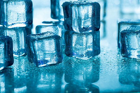 冬天玻璃桌上熔化的冰块组玻璃桌上融化的冰块组温暖液体图片