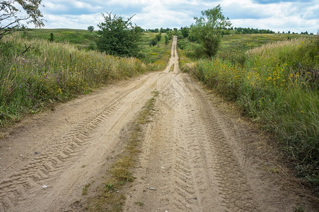 土地平线多云的田野土路城外的道路图片