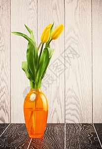 花朵束在木背景的花瓶朵中碗桌子叶图片