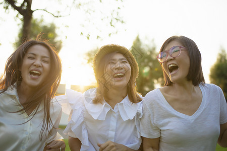 三个亚洲女朋友幸福快乐情绪度假时间团体自由放松图片