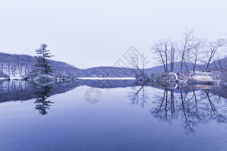 下雪的支撑乡村冬天冷冻森林湖景色很美北方高清图片素材