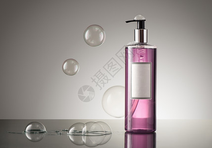 漂亮的水手肥皂瓶子在反射表面有泡标签香水草本图片
