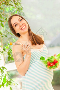 有机的笑着孕妇吃沙拉照片健康人们蔬菜高清图片素材