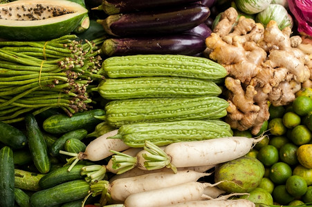 市场新鲜的有机蔬菜图片