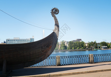 古代维京舰在蓝天空上的碎片旧木制维京舰的碎片人历史的文化图片