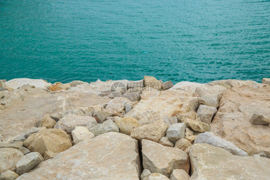 海滨沿场景俯视蓝有选择地聚焦点的石头背景图片