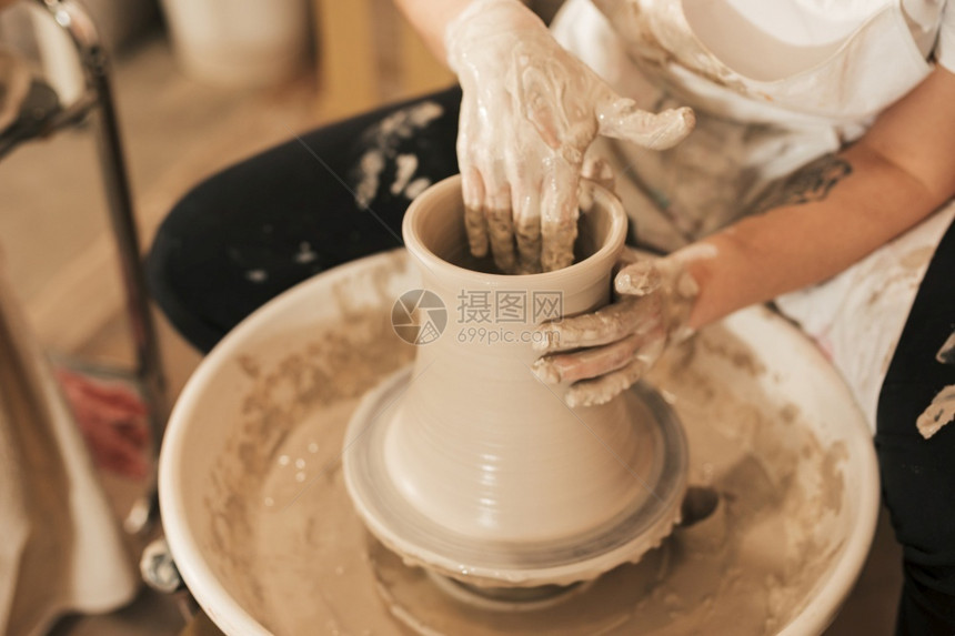 技能手制陶瓷炉用土车轮制造锅女士白种人图片