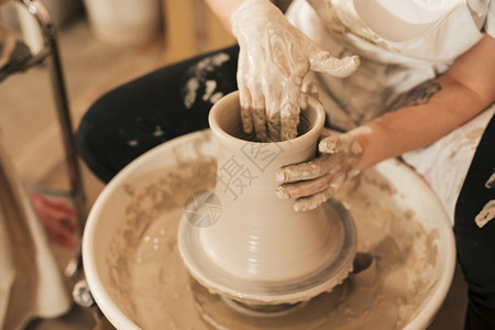技能手制陶瓷炉用土车轮制造锅女士白种人图片