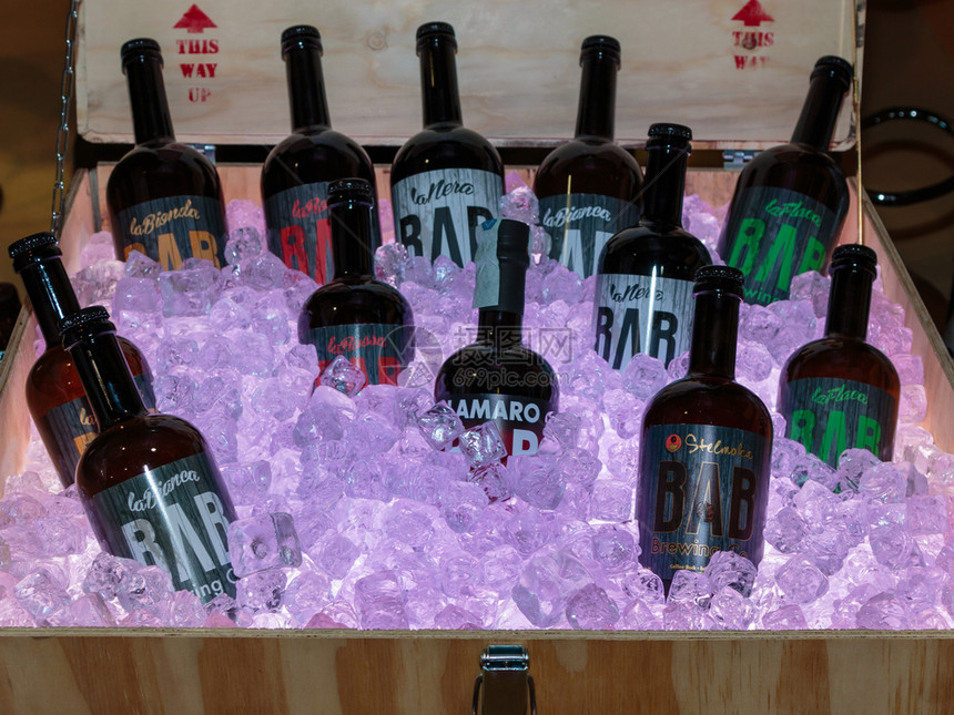 镀银处理啤酒厂装满紫光的冰立方体木箱内啤酒瓶图片