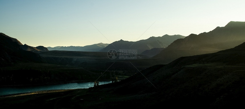 惊人的树自然秋天阿尔泰山和丘陵全景照片秋天的阿尔泰山和丘陵全景照片图片