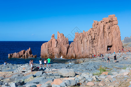 阿尔巴塔克斯自然地中海意大利阿尔巴塔斯海边典型红岩和克里夫斯以及意大利阿尔巴塔斯海附近旅游者萨丁亚海岸线典型红岩和克利夫斯悬崖高清图片素材